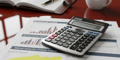 Um calculador e um calculador em uma mesa